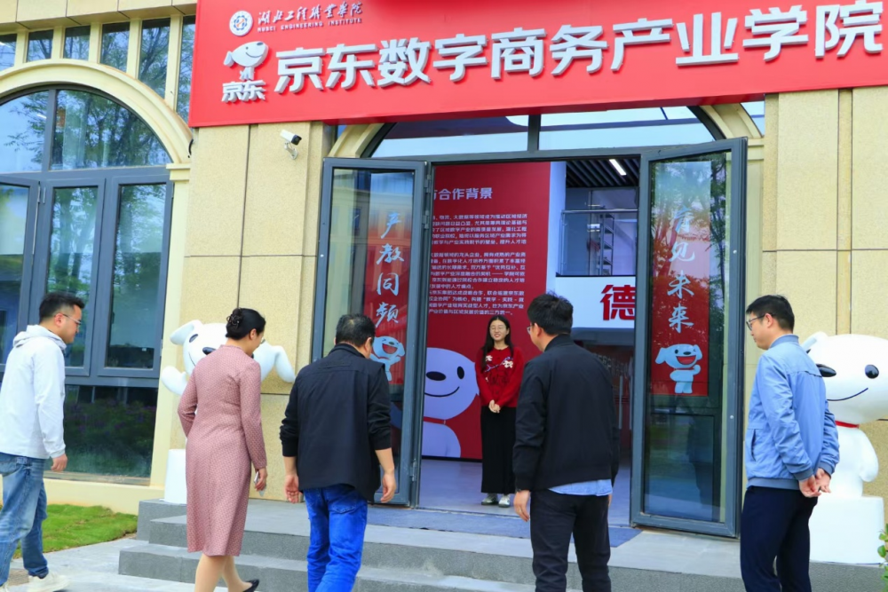 湖北省教育厅二级巡视员何泽云一行莅临公司调研1.png
