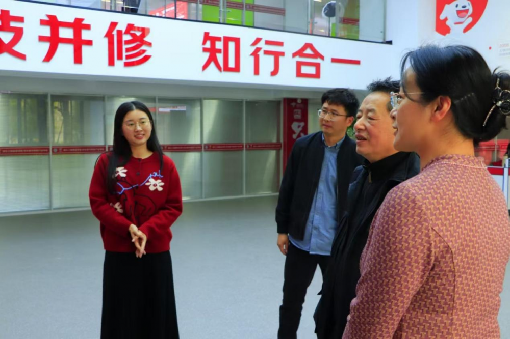 湖北省教育厅二级巡视员何泽云一行莅临公司调研2.png