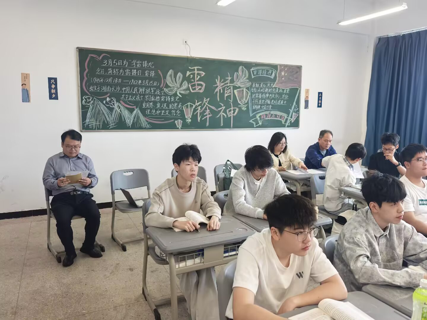 2026年春季学期副院长邱治国听思政课.jpeg