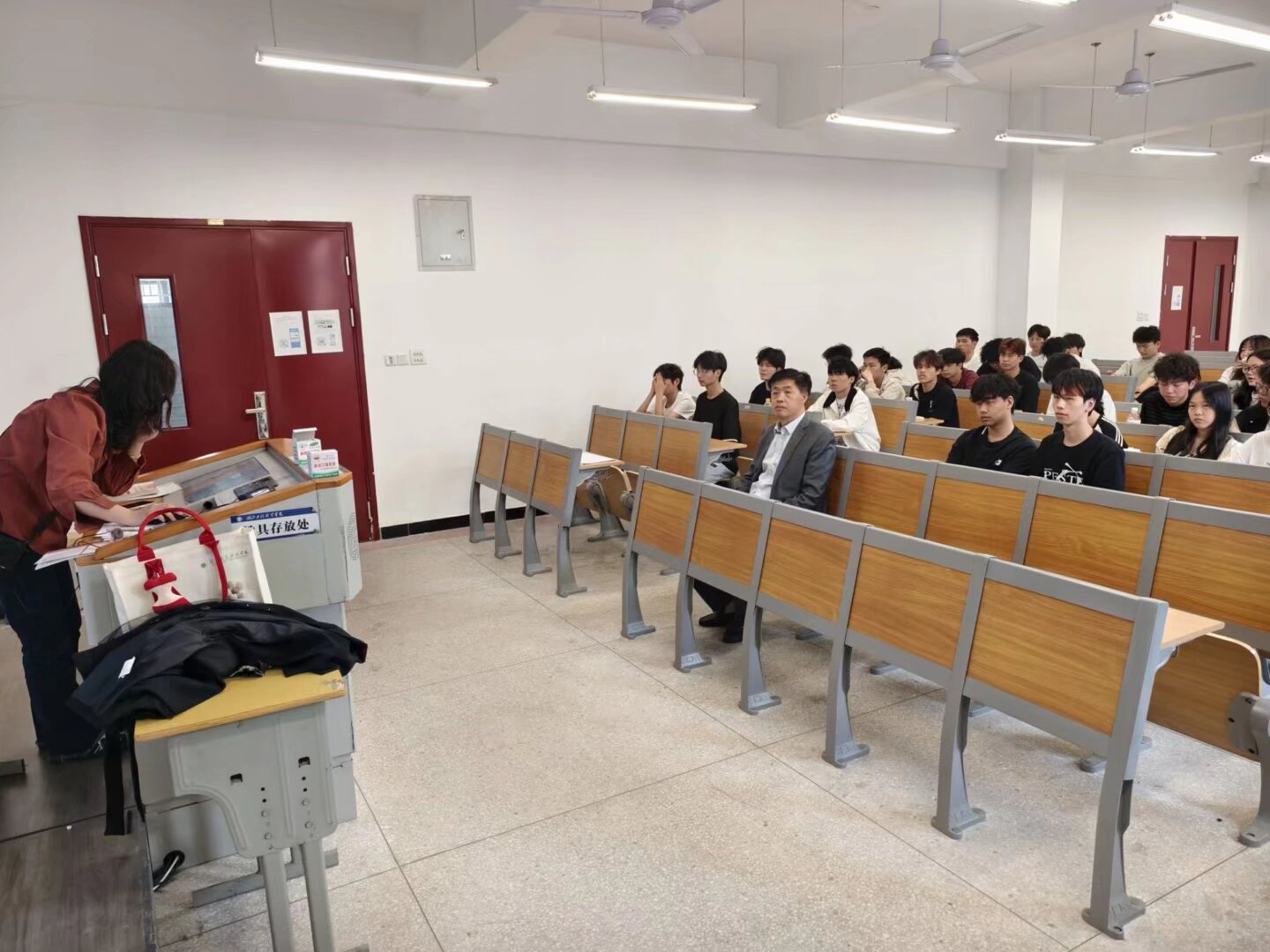 2026年春季学期党委委员、副院长、兼工会主席陈彪彪听思政课.jpeg