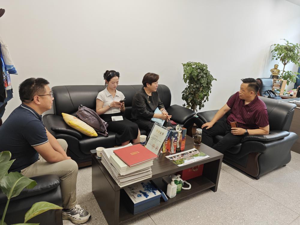 68809743dee12.jpg 鑫青盟梁青与杨冬伟书记交流照片.jpg