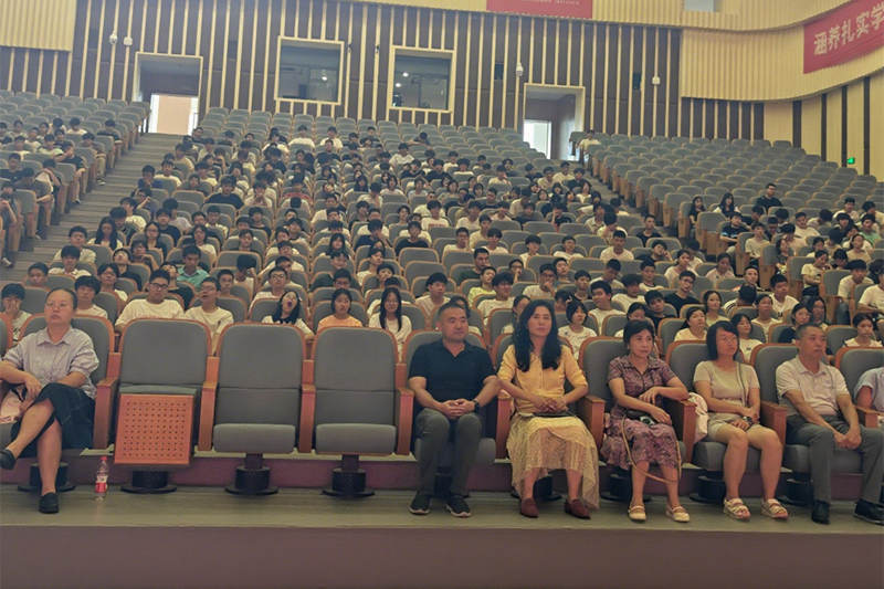 68c0d55cbb99e.jpg 开学第一课活动现场.jpg