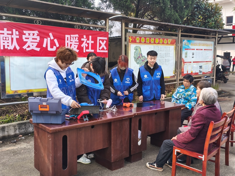 3.25电子信息学院竹林湾社区志愿服务活动.jpg
