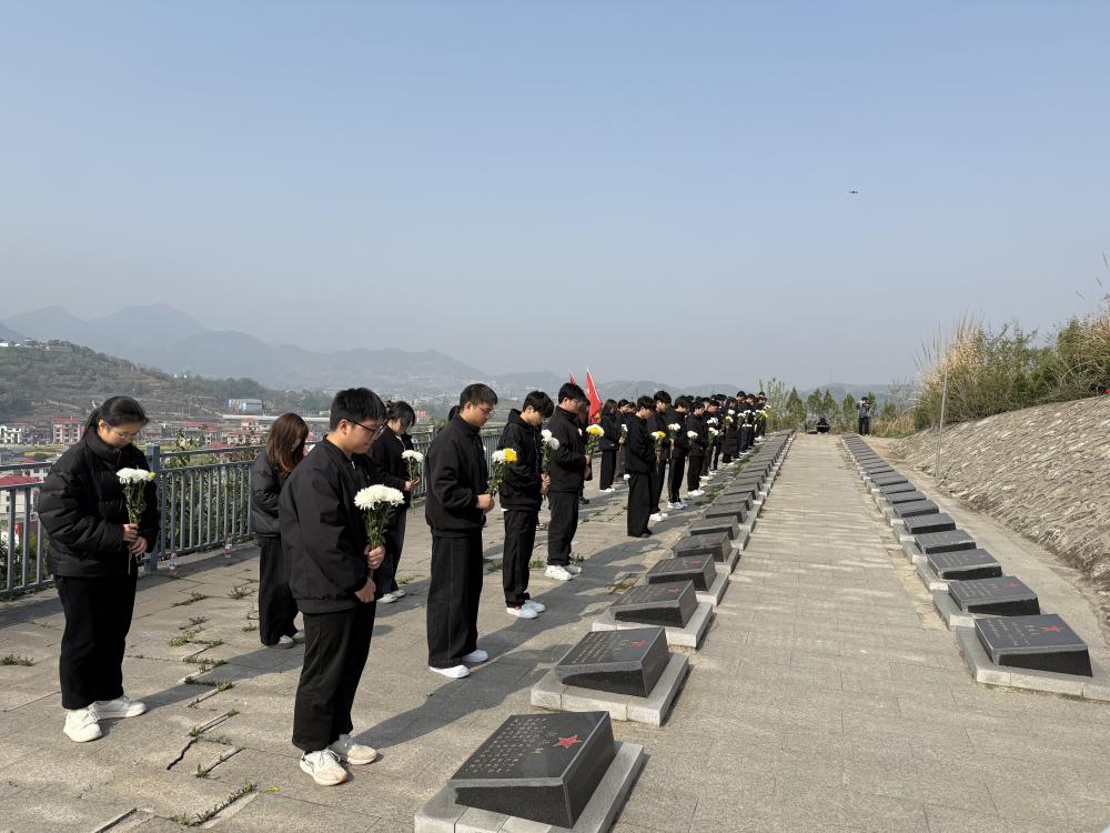 踏寻红色足迹，赓续革命精神2.jpg