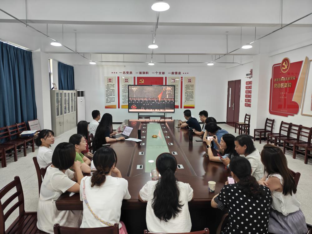 68d1f8b525171.jpg 9.3观看阅兵.jpg