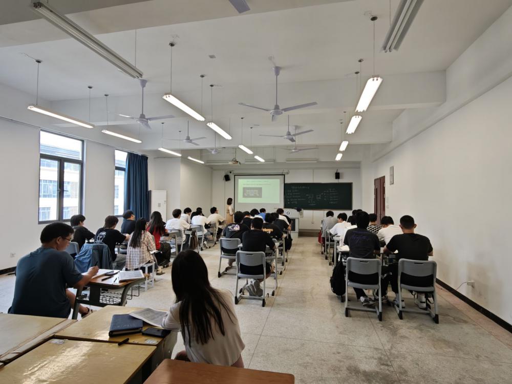 68d9d914134c6.jpg 听课1.jpg